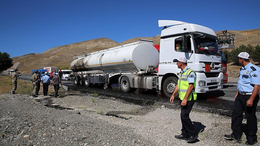 Tanker alev aldı, polisler söndürdü!